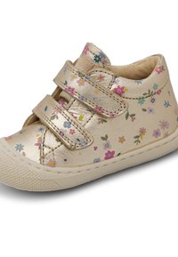 Chaussure d'enfant en métal doré avec imprimé floral, dotée de deux bandes Velcro, d'un bout arrondi et d'une semelle en caoutchouc texturée.