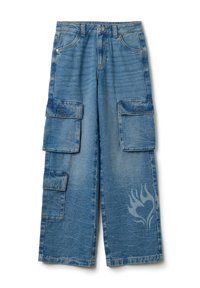 Pantalones cargo de denim azul claro con piernas anchas, que cuentan con múltiples bolsillos laterales y un diseño gráfico de llamas cerca del dobladillo.