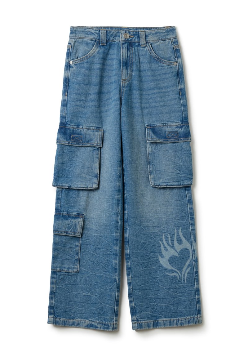 Pantalones cargo de denim azul claro con piernas anchas, que cuentan con múltiples bolsillos laterales y un diseño gráfico de llamas cerca del dobladillo.