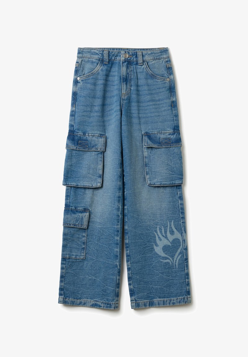 Pantalons cargo en denim bleu clair avec des jambes larges, présentant plusieurs poches latérales et un design graphique de flamme près de l'ourlet.