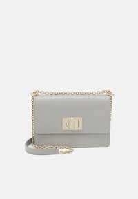 Světlé šedé kožené crossbody taška se zlatým řetízkovým popruhem a obdélníkovou zlatou sponou na předním klopě.