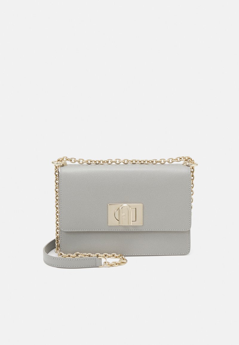 Světlé šedé kožené crossbody taška se zlatým řetízkovým popruhem a obdélníkovou zlatou sponou na předním klopě.