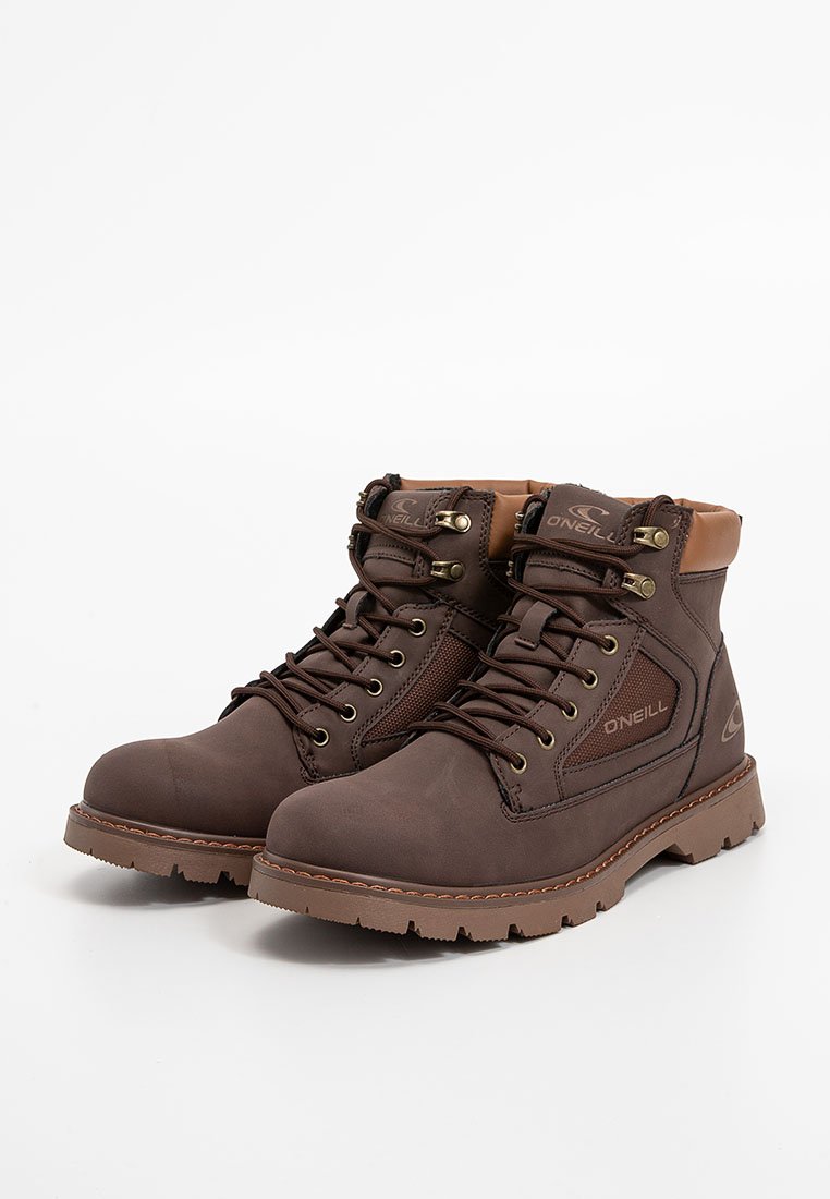 Botas de senderismo O'Neill marrones con cuellos acolchados en los tobillos, ojales de metal y suelas de goma gruesa con dibujo, mostradas una al lado de la otra sobre un fondo blanco.