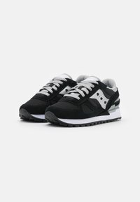 Zwarte en grijze sneakers van suede, mesh en rubber, met een ronde neus, een gevoerde kraag en een contrasterende witte zool.