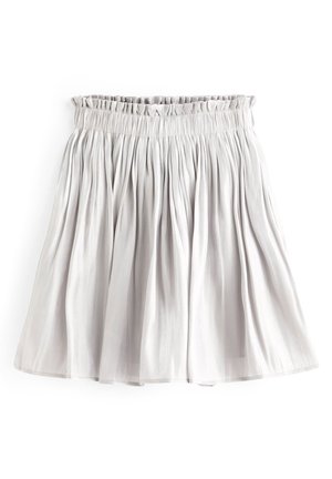 Jupe plissée gris clair avec taille élastique froncée, longueur genou, tissu froncé créant de douces plis verticaux.