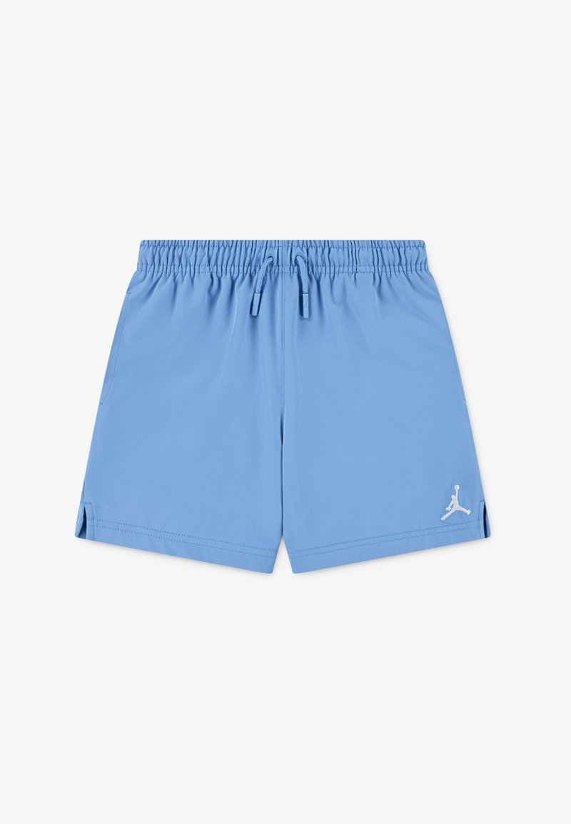 Shorts de sport bleu clair en tissu lisse et léger. Dotés d'une taille élastique avec cordon de serrage et de fentes latérales. Logo brodé.