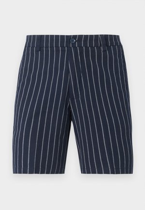 Σκούρα μπλε σορτς με κάθετες λευκές ρίγες, κλείσιμο με κουμπί, θηλιές για ζώνη και πλαϊνές τσέπες σε απλό φωτεινό φόντο.