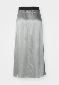 Silver satin kjol med ett elastiskt svart midjeband, med en slät yta och en flödande design, som når till mitt på vadder.
