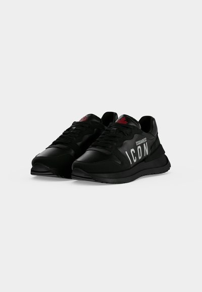 Paire de baskets basses noires avec texte "DSQUARED2 ICON" sur les côtés et logo feuille d'érable rouge sur la languette.