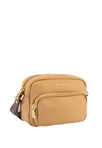 Borsa a tracolla in nylon beige con due scomparti con zip, hardware in tonalità oro e una tracolla marrone. Presenta un dettaglio del logo in rilievo.