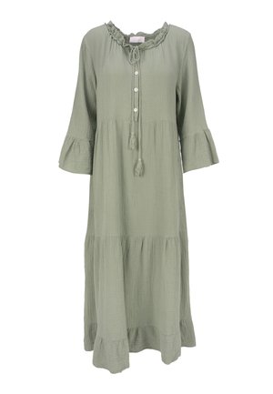 Langes salbeigrünes Kleid mit 3/4 Glockenärmeln, Rüschenkragen, geknöpftem Vorderteil und Quastenbändern, gefertigt aus strukturiertem, leichtem Stoff.