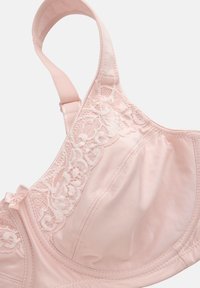 Sanfter rosa BH mit Spitzenverzierung am oberen Cup und einer kleinen dekorativen Schleife nahe der Trägerbefestigung.