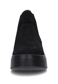 Scarpe slip-on in suede nero con punta arrotondata e suola in gomma spessa, senza hardware o decorazioni visibili.