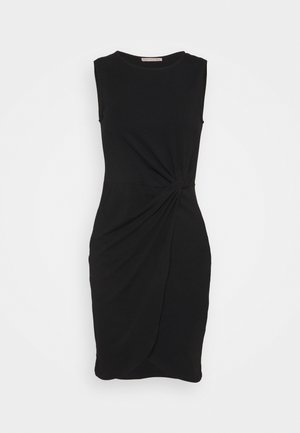 Czarna sukienka bez rękawów, wykonana z gładkiego materiału, z przekręconym detalem w okolicy talii i długością do kolan.