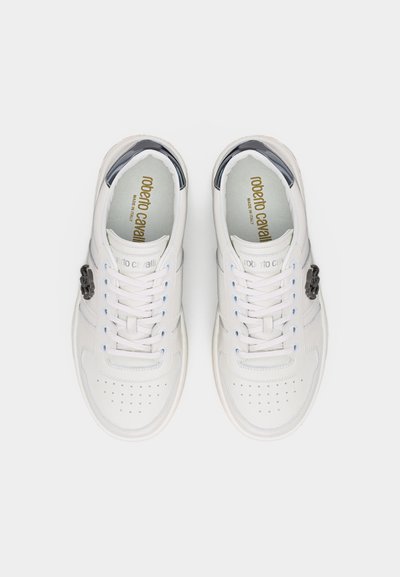 Ζευγάρι λευκά δερμάτινα αθλητικά παπούτσια με κορδόνια, διάτρητη περιοχή στα δάχτυλα, μαύρο εμπορικό έμβλημα στα πλαϊνά και εκτύπωση "Roberto Cavalli Made in Italy" στο εσωτερικό.
