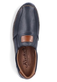 Zapato de piel azul marino de tipo slip-on con acento de piel marrón. Presenta un diseño cosido, plantilla acolchada y un interior texturizado para mayor comodidad.