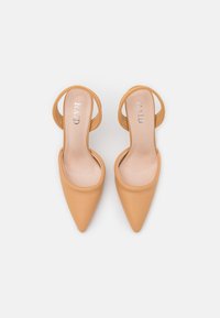 Sapatos de bico fino em tom claro com parte traseira aberta e uma tirinha delgada. Material de couro liso com um brilho subtil e sem padrões visíveis.