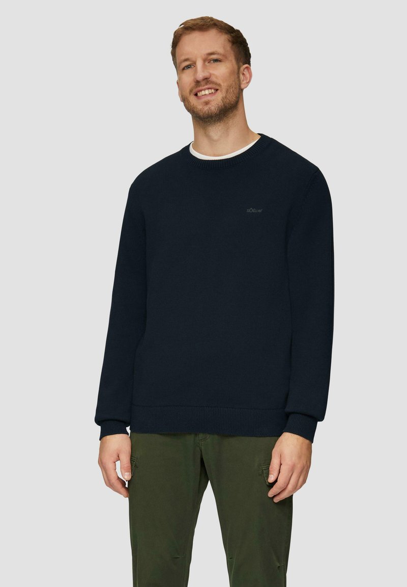 Marineblauer Strickpullover mit Rundhalsausschnitt, gerippten Bündchen und Saum, versehen mit einem dezenten Logo auf der Brust und einem weichen, strukturierten Finish.