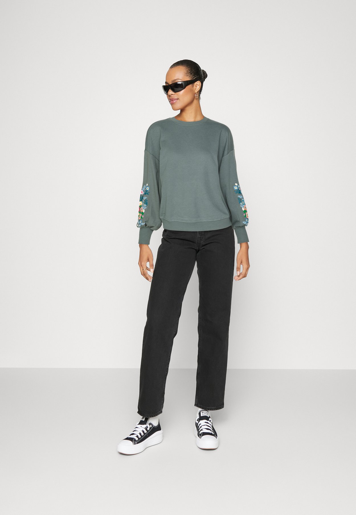 ONLBROOKE L/S O-NECK FLOWER SWT NOOS