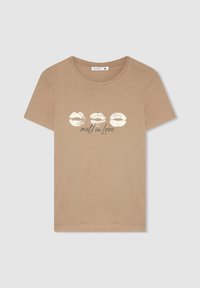 Beżowa bawełniana koszulka z czterema nadrukami w kształcie ust i napisem "melt in love" w kursywie. Okrągły dekolt i krótkie rękawy.