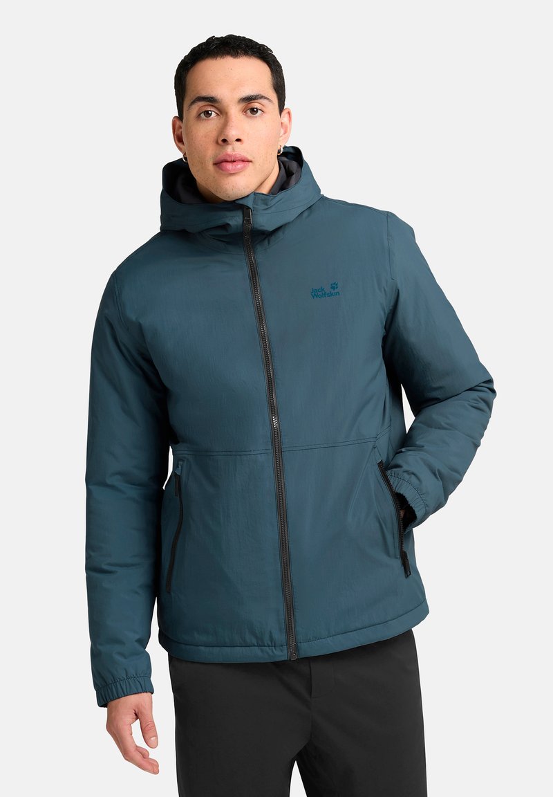 Giacca isolata color turchese con cappuccio, zip frontale e due tasche laterali. Presenta polsini elastici e il logo del marchio sul petto.
