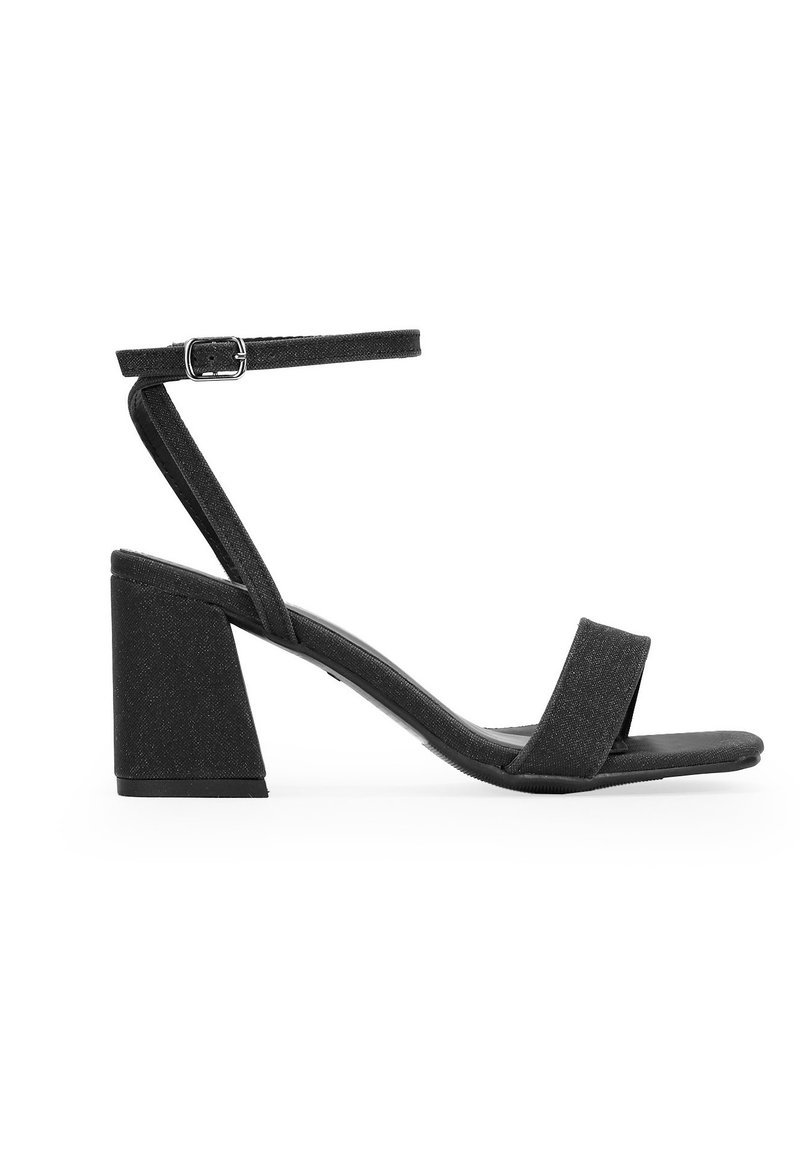 Le scarpe con tacco nere presentano una tomaia in tessuto testurizzato, un cinturino alla caviglia regolabile con una fibbia in argento e un tacco largo.