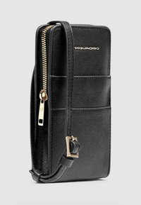 Cartera de cuero negro con cierre de cremallera dorada, con acabado texturizado y varias ranuras para tarjetas. Incluye una correa desmontable para mayor versatilidad.