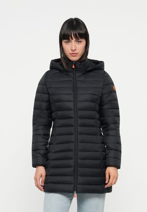 Zwarte pufferjas met een capuchon, gebiesde ontwerp, voorrits en elastische manchetten. Heeft oranje accenten op de rits en het sleeve-logo.