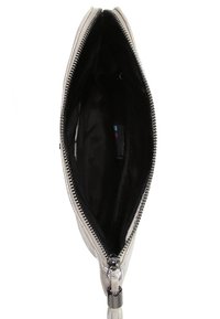 Bolso de mano metálico plateado con apertura con cremallera, con un interior de tela negra y una textura lisa. Incluye un anillo para strap.