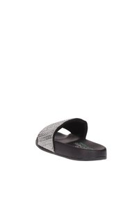 Chancla con base negra y una correa texturizada con acentos plateados. Presenta un diseño abierto con una suela de goma plana para mayor comodidad.