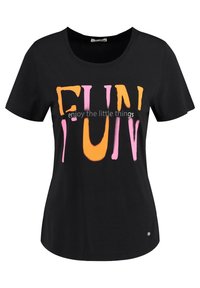 Camiseta de algodón negra con mangas cortas y cuello redondo. Presenta un texto audaz y multicolor "FUN" en naranja y rosa, con texto adicional debajo.