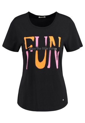 Zwarte katoenen t-shirt met korte mouwen en een ronde halslijn. Bevat vet, multicolore tekst "FUN" in oranje en roze, met accenttekst eronder.