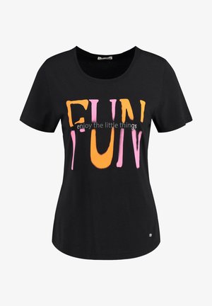 T-shirt noir en coton avec des manches courtes et un col rond. Présente un texte audacieux et multicolore "FUN" en orange et rose, avec un texte d'accent en dessous.