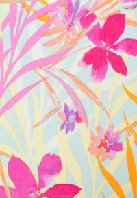 Tecido com padrão floral apresentando grandes flores rosas e roxas sobre um fundo azul claro, com padrões abstratos de folhas amarelas e laranja.