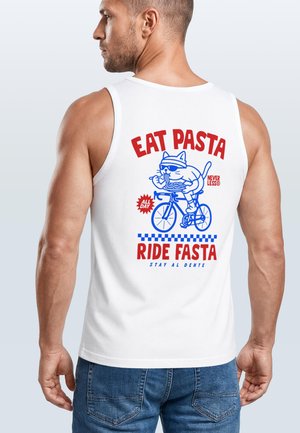 Muskelbepackter Mann in weißem Tanktop mit einem rot-blauen Motiv einer Katze, die Pasta isst, auf einem Fahrrad, mit dem Text „Eat Pasta Ride Fasta.“