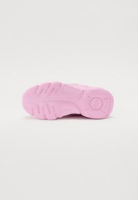 Sole rosa di sneaker con scanalature testurizzate per una migliore aderenza, forma tondeggiante e accento con logo rotondo. Finitura liscia.