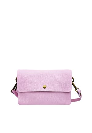 Petit sac bandoulière en cuir rose clair texturé avec rabat et fermeture par bouton-pression en laiton unique, bandoulière amovible avec quincaillerie en laiton.