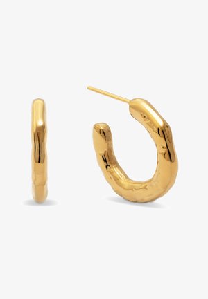 Ein Paar unregelmäßiger, klobiger goldener Creolen mit strukturierten Oberflächen, eine zeigt das Profil von der Seite, die andere hat die Stiftbefestigung sichtbar.