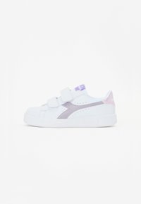 Fehér sneaker lila és rózsaszín részletekkel, két tépőzáras pánttal, kerek orral és sima felülettel. Oldalsó logo és perforált részletek.