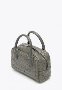 Borsa a tracolla in pelle intrecciata grigia con due manici corti, chiusura con zip e dettagli cuciti. Forma compatta e rettangolare con contrasto di texture.