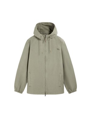 Chaqueta con capucha de color verde oliva claro, con cremallera frontal, capucha con cordón, puños elásticos y dos bolsillos delanteros, mostrada sobre fondo blanco.
