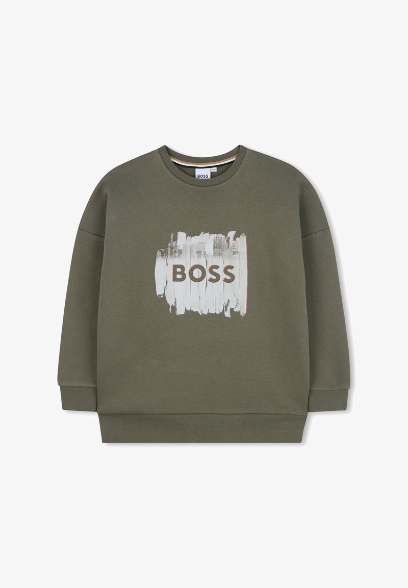 Oliwkowa bluza z luźnym krojem, z białym wzorem malarskim i tekstem "BOSS" w wyrazistych czarnych literach z przodu.