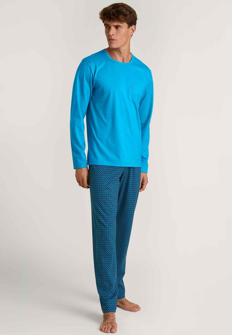Blauwe longsleeve shirt met een zak, gecombineerd met gestreepte blauwe broek met een ruitpatroon. Zacht, lichtgewicht stof geschikt voor slaapkleding.
