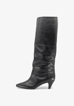 Stivale in pelle nera al ginocchio con design arricciato, punta a punta e tacco conico basso. Texture liscia e minimalismo nei dettagli.