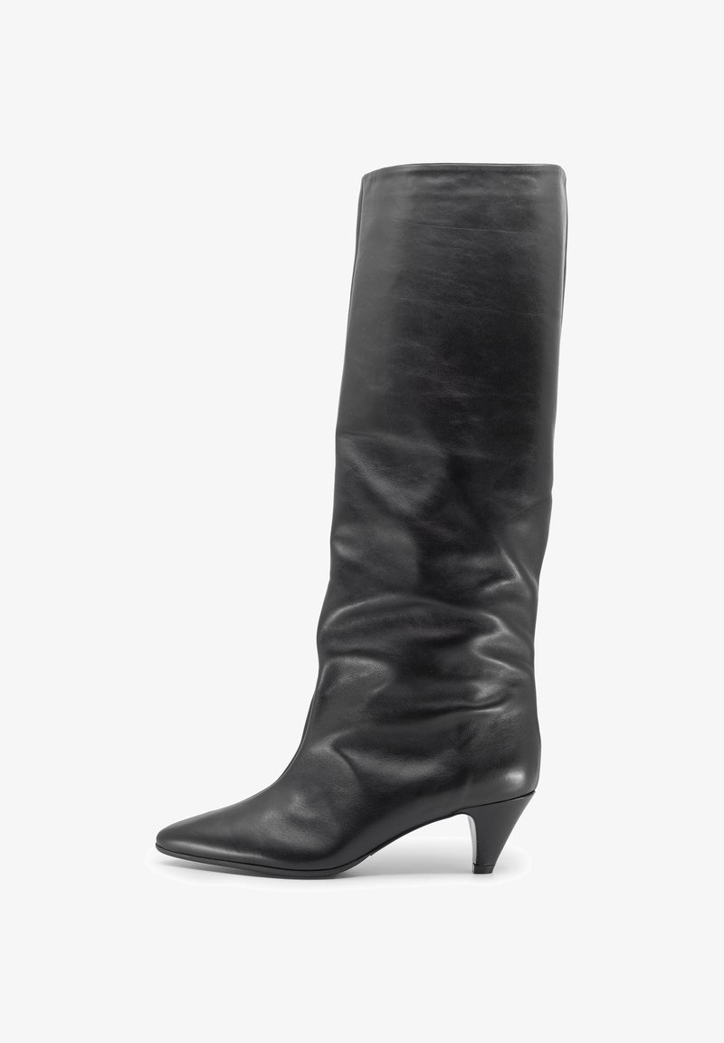 Schwarze Leder-Knöchelstiefel mit schlaffem Design, spitzem Fuß und niedrigem, konischem Absatz. Glatte Textur und minimale Details.