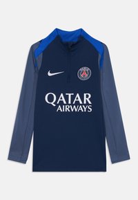 Haut de sport à manches longues navy avec des accents bleus, col zippé à mi-hauteur, et logos imprimés pour le Paris Saint-Germain et Qatar Airways. Tissu extensible.