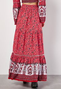 Apricot SARASA FLORAL - Falda larga - red