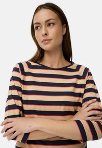 Stribet bomuldsbluse med vandrette striber i navy, rød og beige, rund halsudskæring og 3/4-lange ærmer med kontrastkanter.