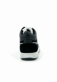 Sneaker alta nera con tomaia in pelle nera, dettagli bianchi, dettagli in suede e suola in gomma testurizzata.