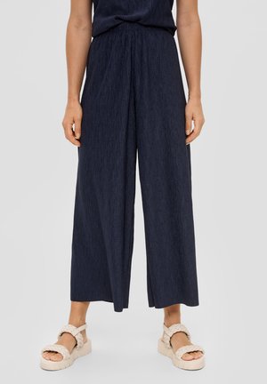 - Spodnie materiałowe